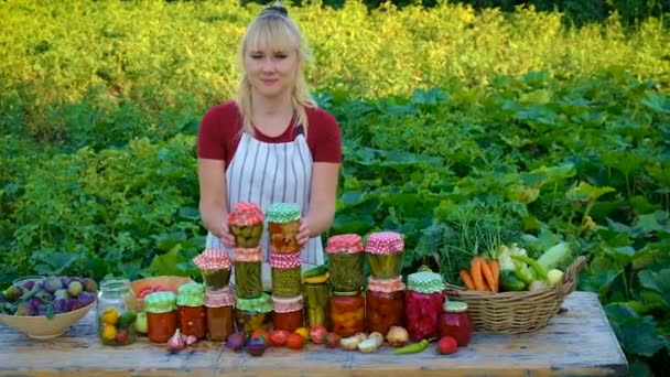 Μια Γυναίκα Συντηρεί Λαχανικά Επιλεκτική Εστίαση Άνθρωποι — Αρχείο Βίντεο