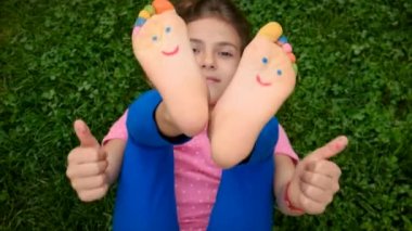 Çimlerin üzerindeki çocuk resim çiziyor. Seçici odaklanma. Çocuk.