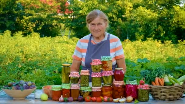 Ηλικιωμένη Γυναίκα Συντηρεί Λαχανικά Επιλεκτική Εστίαση Άνθρωποι — Αρχείο Βίντεο