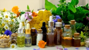 Bitkisel tentürler homeopati ve diyet takviyeleri ile şifalı bitkiler. Seçici odak.