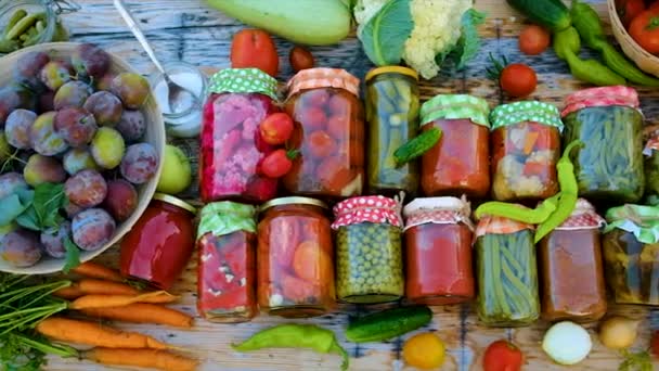 Βάζες Διατηρημένα Λαχανικά Για Χειμώνα Επιλεκτική Εστίαση Τρόφιμα — Αρχείο Βίντεο