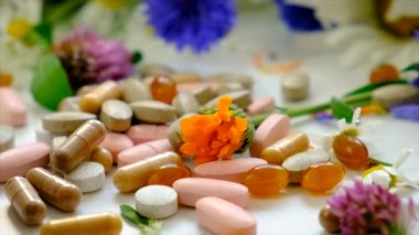 Homeopati ve diyet takviyeleri ile şifalı bitkiler. Seçici odaklanma. Doğa.