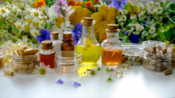 Травяные Настойки Гомеопатии Пищевые Добавки Лекарственными Травами Селективный Фокус — стоковое видео