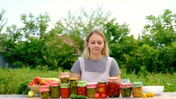 Μια Γυναίκα Διατηρεί Λαχανικά Βάζα Επιλεκτική Εστίαση Τρόφιμα — Αρχείο Βίντεο