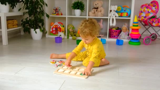 Barnet Leker Med Leksaker Rummet Selektivt Fokus Grabben — Stockvideo
