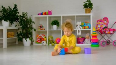 Çocuk odada oyuncaklarla oynuyor. Seçici odaklanma. Çocuk.