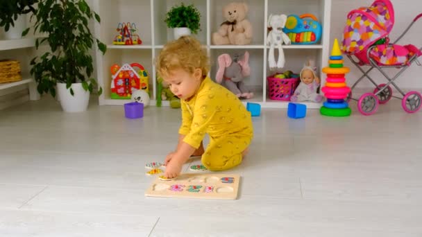 Het Kind Speelt Met Speelgoed Kamer Selectieve Focus Jongen — Stockvideo