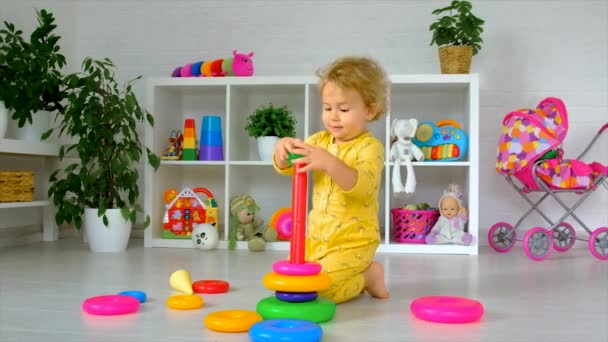 Bambino Gioca Con Giocattoli Nella Stanza Concentrazione Selettiva Ragazzo — Video Stock