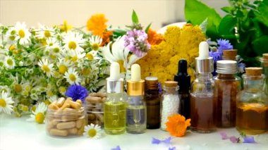 Bitkisel tentürler homeopati ve diyet takviyeleri ile şifalı bitkiler. Seçici odak.