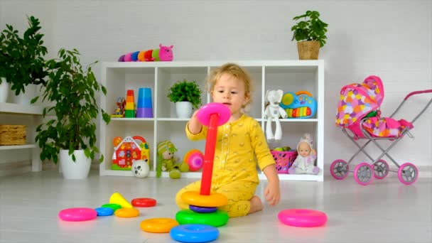 Barnet Leker Med Leksaker Rummet Selektivt Fokus Grabben — Stockvideo