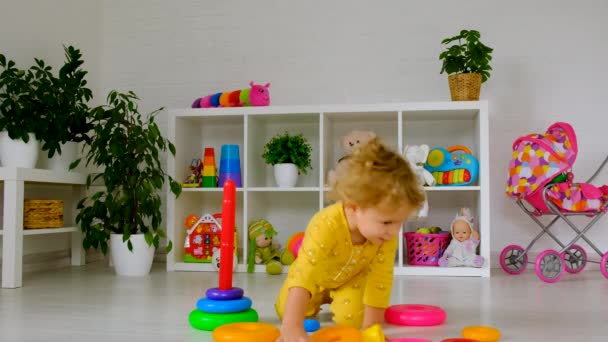 Ребенок Играет Игрушками Комнате Выборочный Фокус Kid — стоковое видео
