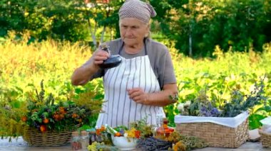 Kavanozdaki tentürler ve bitki özleri. Seçici odaklanma. Doğa.