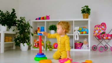 Çocuk odada oyuncaklarla oynuyor. Seçici odaklanma. Çocuk.