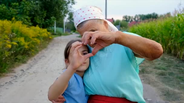Бабушка Внучка Делают Сердце Своими Руками Выборочный Фокус Люди — стоковое видео