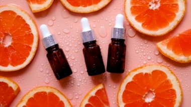 Islak zemin üzerinde greyfurt yağı. Seçici odaklanma. Spa.
