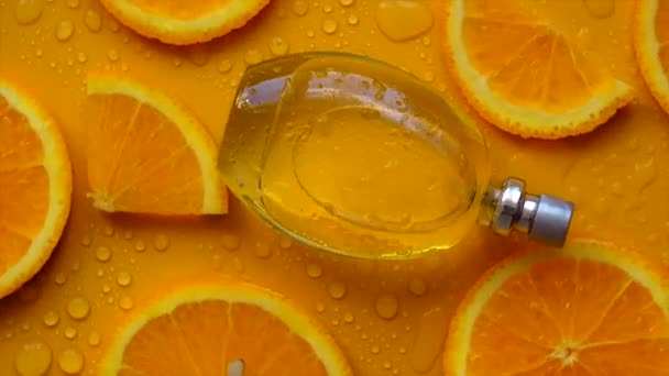 Pomarańczowe Perfumy Żółtym Tle Wybiórcze Skupienie Uzdrowisko — Wideo stockowe