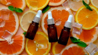 Şişe içindeki esas narenciye yağı. Seçici odaklanma. Spa.