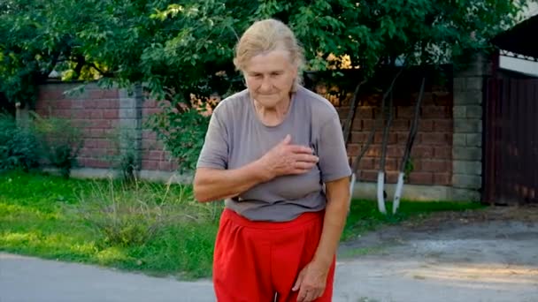 Grandmother Hurts Heart Road Selective Focus People — Wideo stockowe