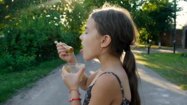 Çocuk bahçede bal yiyordu. Seçici odaklanma. Çocuk.