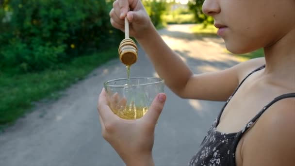 Barnet Äter Honung Trädgården Selektivt Fokus Grabben — Stockvideo