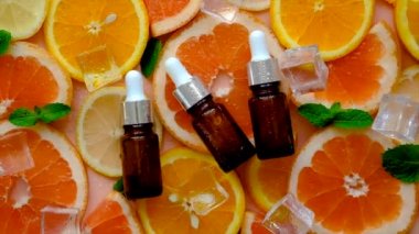 Şişe içindeki esas narenciye yağı. Seçici odaklanma. Spa.