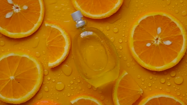 Oranje Parfum Een Gele Achtergrond Selectieve Focus Kuuroord — Stockvideo