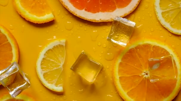 黄色の背景に柑橘類と氷 選択的フォーカス 食べ物 — ストック動画