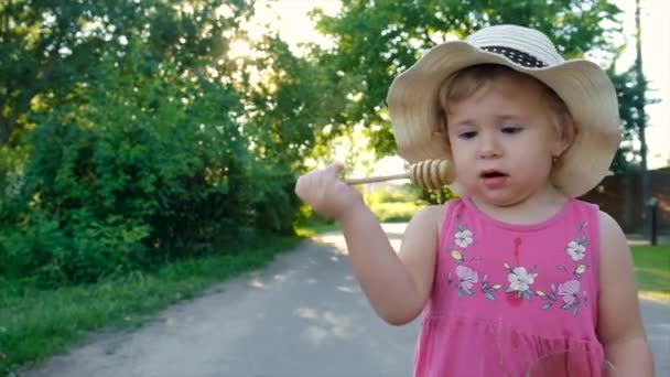 Enfant Mange Miel Dans Jardin Concentration Sélective Enfant — Video