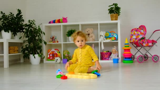 Het Kind Speelt Met Speelgoed Kamer Selectieve Focus Jongen — Stockvideo