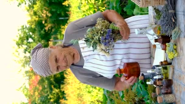 Tinkturen Und Kräuterextrakte Einem Glas Frau Selektiver Fokus Natur — Stockvideo