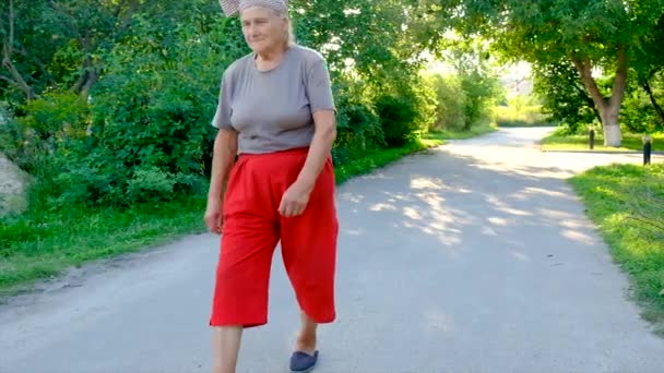 Grandmother Hurts Her Knee Road Selective Focus People — Wideo stockowe