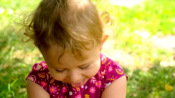 Dziecko Śmieje Się Parku Wybiórcze Skupienie Dzieciaku — Wideo stockowe