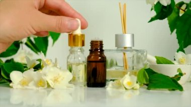 Şişede yasemin yağı var. Seçici odaklanma. Spa.