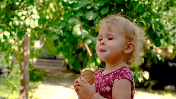 Enfant Mange Glace Dans Parc Concentration Sélective Enfant — Video