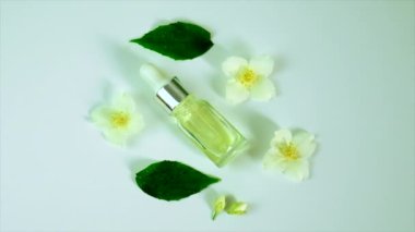 Şişede yasemin yağı var. Seçici odaklanma. Spa.