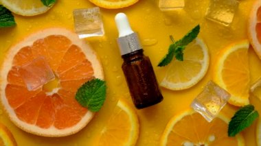 Şişe içindeki esas narenciye yağı. Seçici odaklanma. Spa.