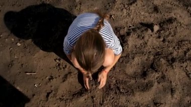 Çocuk toprağı elinde tutuyor. Seçici odaklanma. Çocuk.