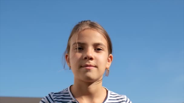 Dziecko Trzyma Ziemię Rękach Wybiórcze Skupienie Dzieciaku — Wideo stockowe