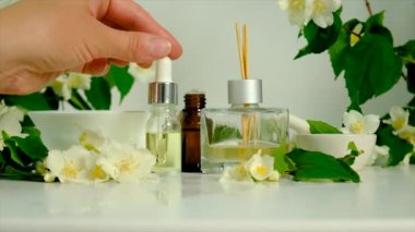 Şişede yasemin yağı var. Seçici odaklanma. Spa.