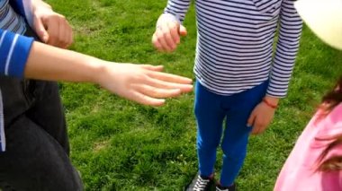 Parktaki çocukların el sıkışması. Seçici odaklanma. çocuk.