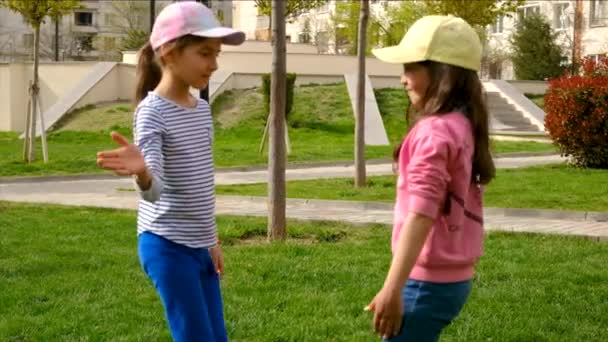 公園で子供たちの握手 選択的フォーカス 子供よ — ストック動画