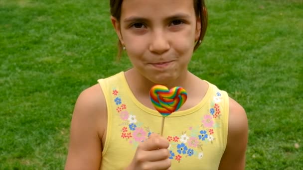 Niño Come Caramelo Piruleta Enfoque Selectivo Niño — Vídeo de stock