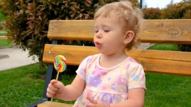 Çocuk bir lolipop şekeri yiyor. Seçici odaklanma. çocuk.