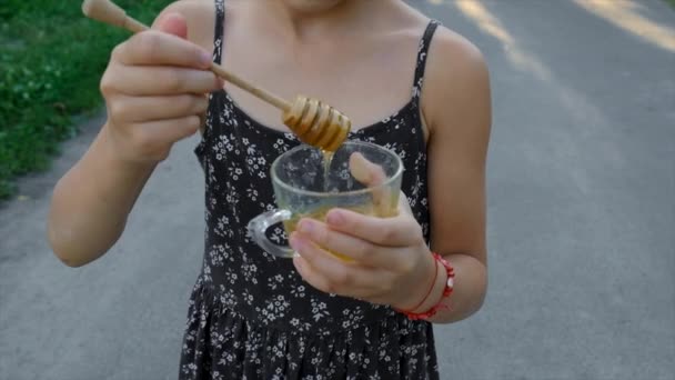 Das Kind Isst Honig Garten Selektiver Fokus Kind — Stockvideo