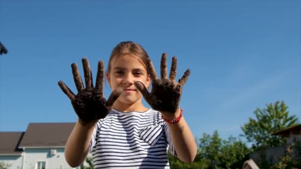 Het Kind Houdt Grond Zijn Handen Selectieve Focus Jongen — Stockvideo