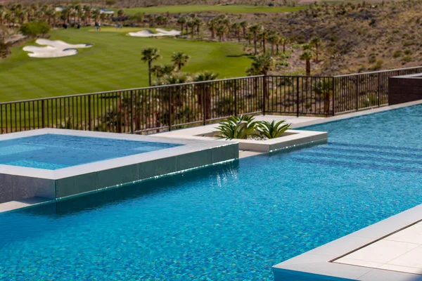 Perimeter Overflow Spa Infinity Edge Pool Overlooking Golf Course — стокове фото