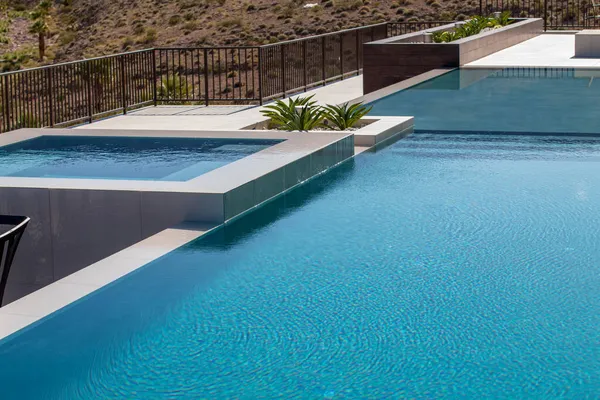 Infinity Edge Swimming Pool Design Perimeter Overflow Spa — стокове фото