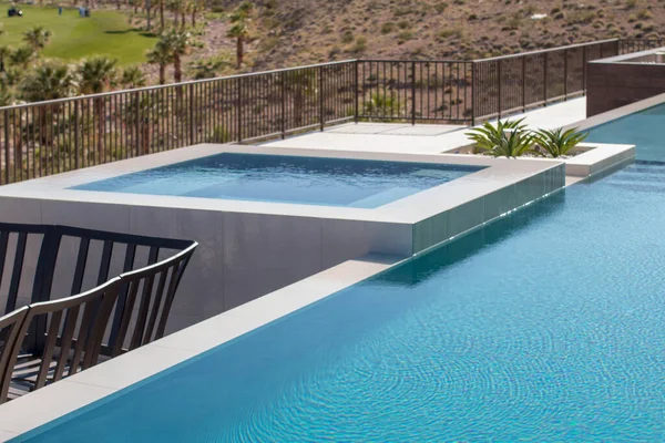 Perimeter Overflow Custom Pool Design Feature Infinity Edge Overlook Desert — стокове фото
