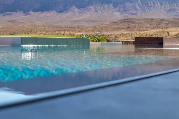 Infinity Edge Perimeter Overflow Pool Feature Creëert Een Spiegeleffect Dat — Stockfoto