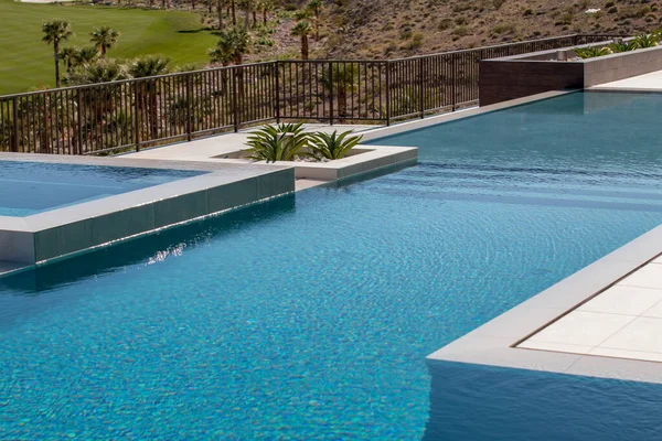 Beautiful Infinity Edge Custom Swimming Pool Design Feature Perimeter Overflow — стокове фото